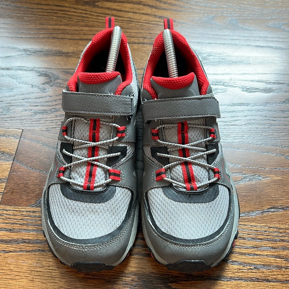 Men’s size 7/Women’s 9 Merrell M trail quest hikers